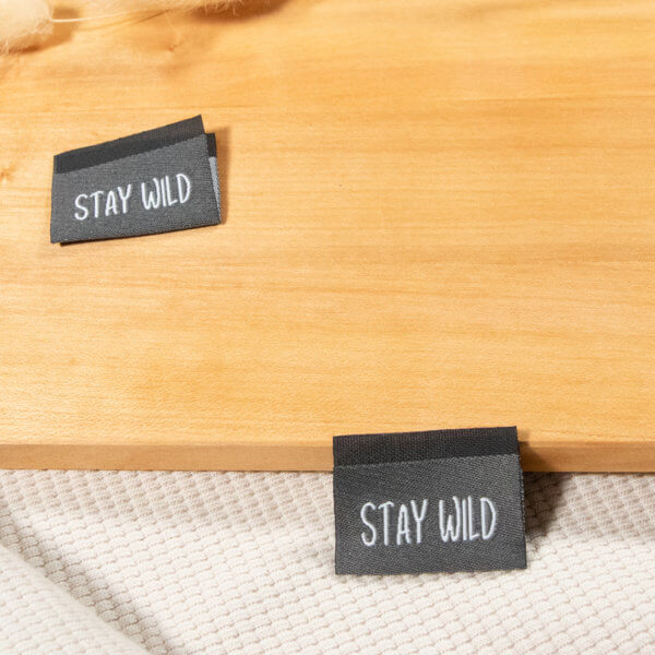 Weblabel Stay Wild Dunkelgrau