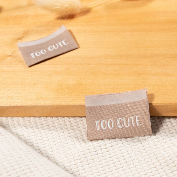 Weblabel Too Cute Beige/Weiß